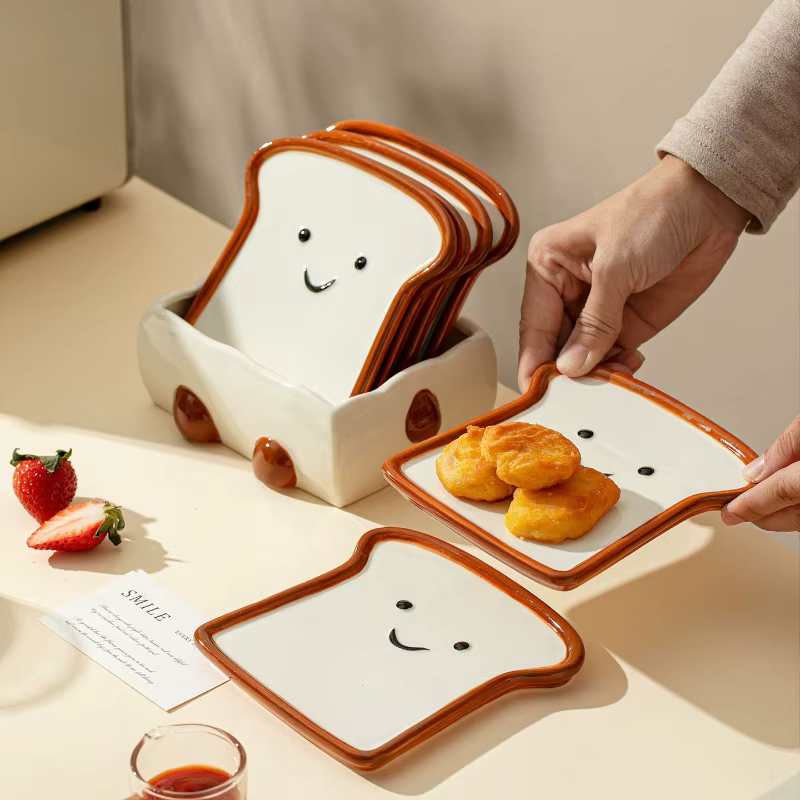 Assiettes en céramique en forme de pain grillé souriant