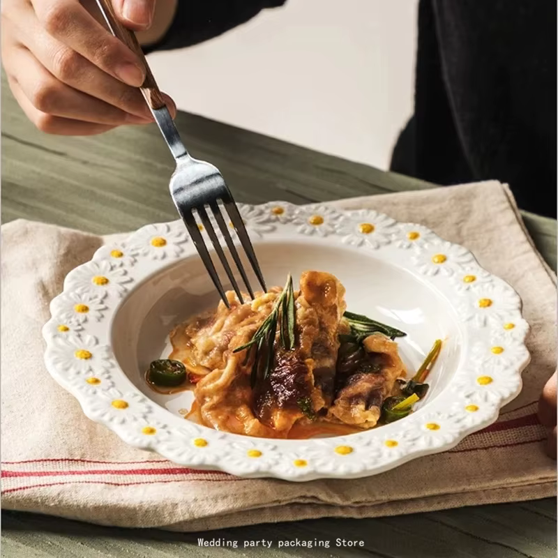 Petite assiette en céramique gaufrée marguerite