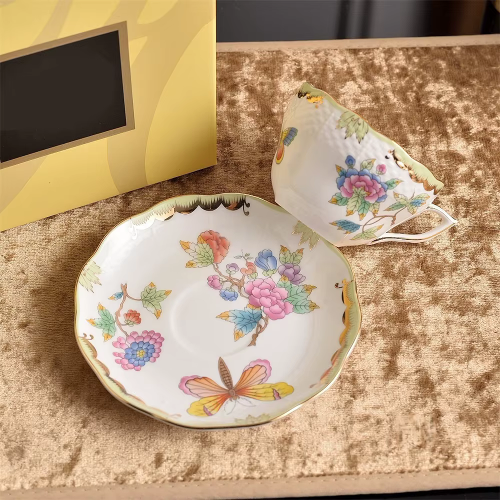 Tasse à café et soucoupe de thé de l'après-midi créative