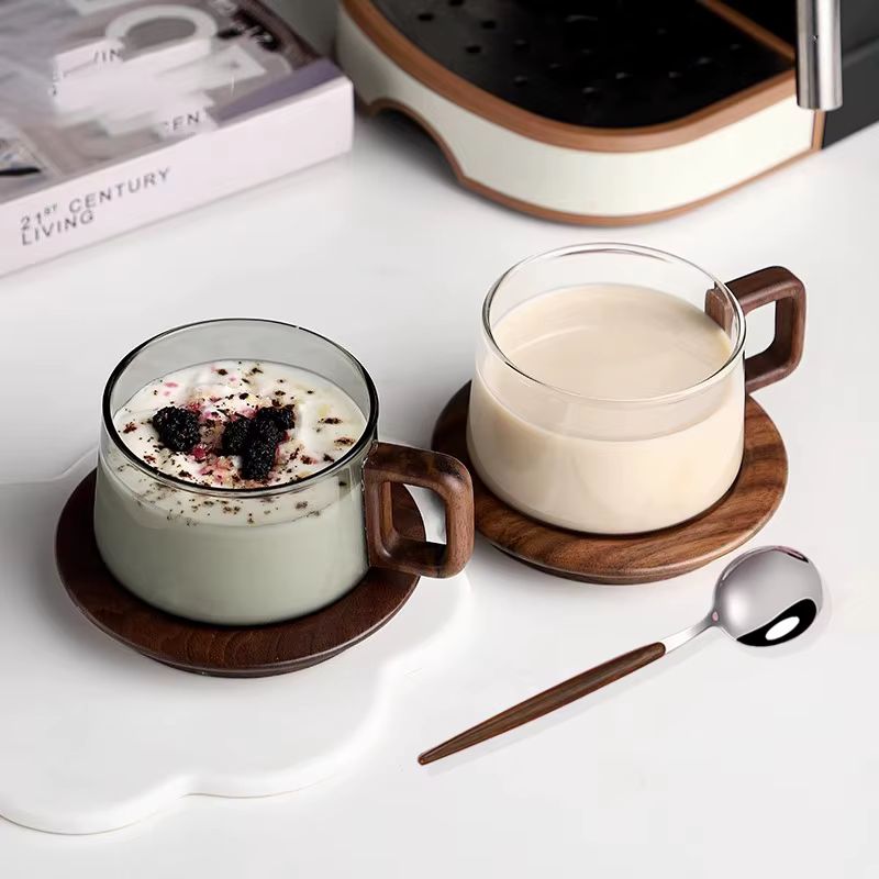 Tasse à café avec manche en bois avec cuillère