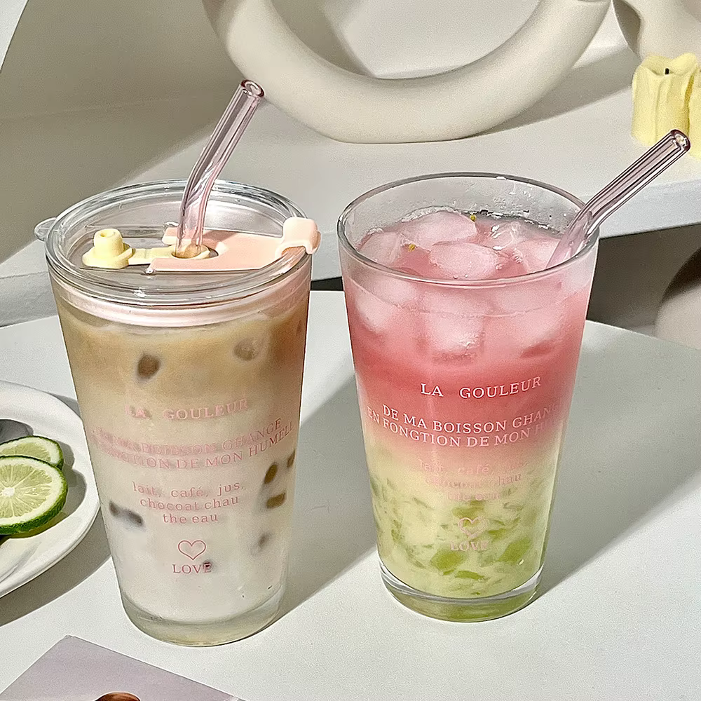 Tasse en verre mignonne avec paille et couvercle