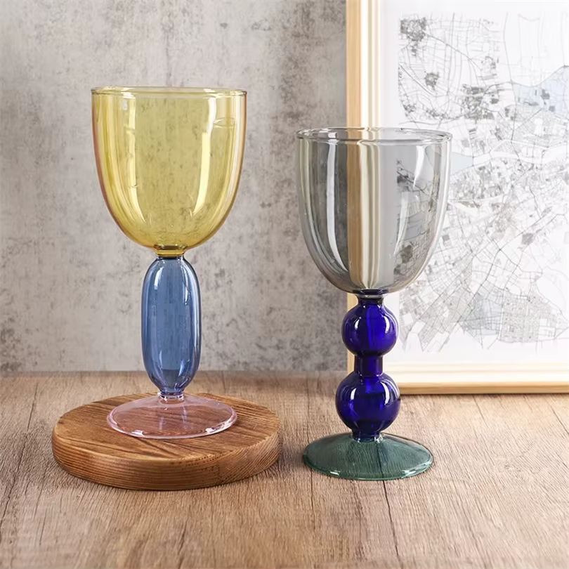Gobelet en verre coloré nordique