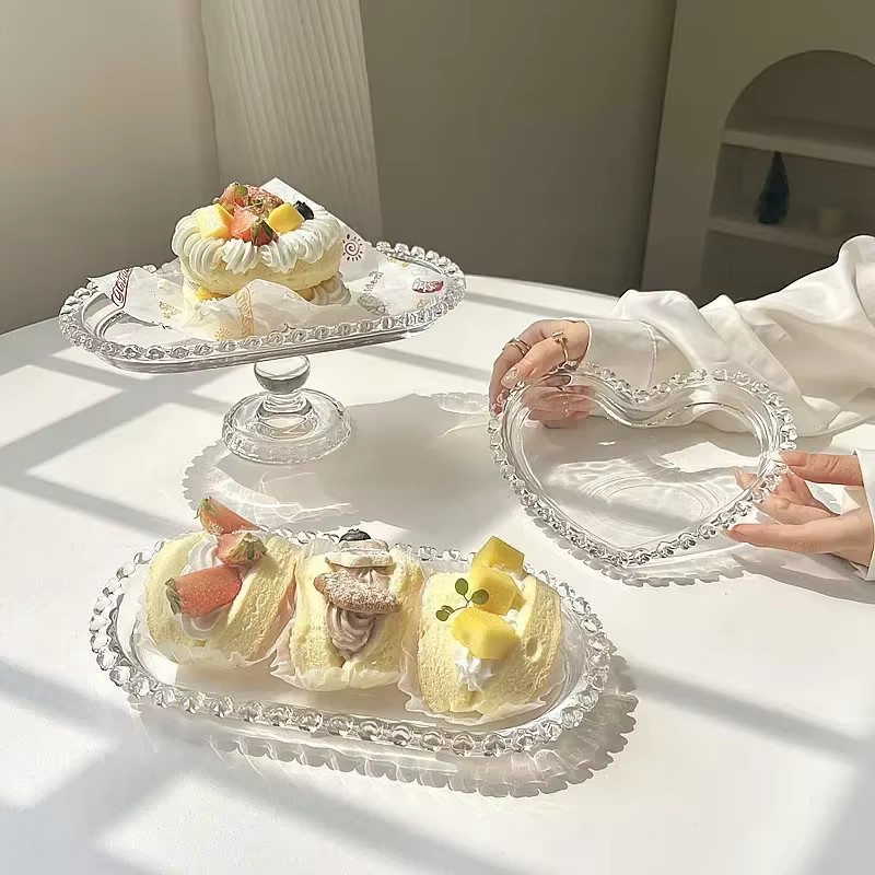 Assiette en verre de fruits d'amour en forme de coeur rétro