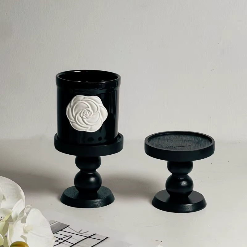 Tasse en céramique noire camélia française