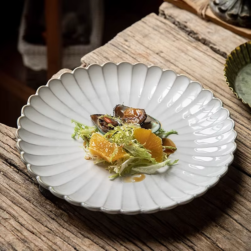 Assiette en céramique à bord de coquille rayé en relief de 8 pouces/10