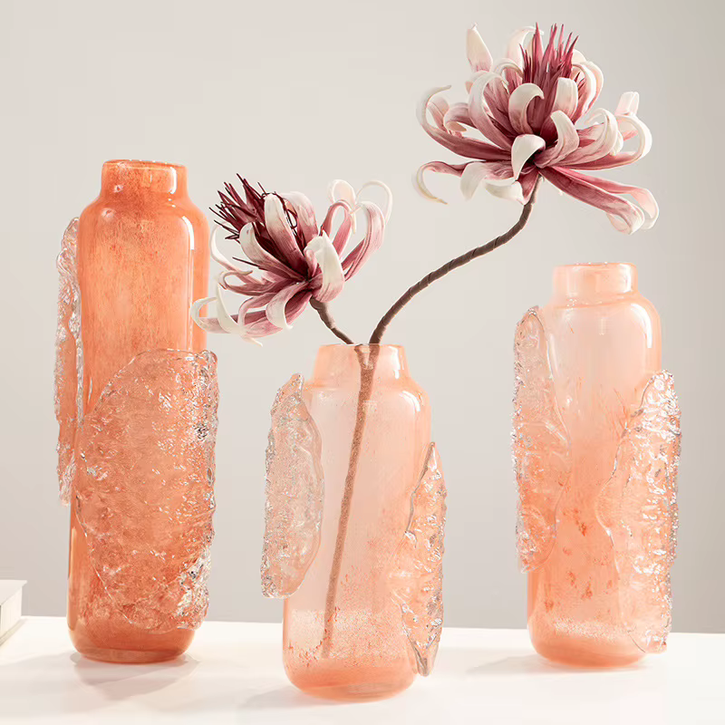 Vase en verre rose, relief abstrait irrégulier de cubes de glace transparents