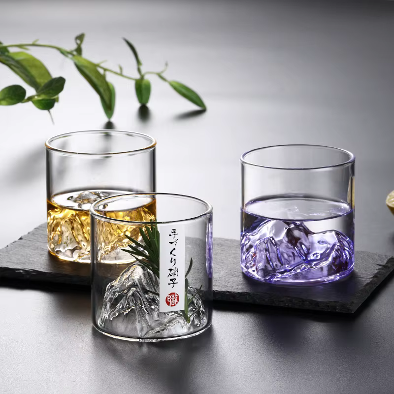Verre créatif vue sur la montagne, Bar, glace, Cocktail, bière, thé