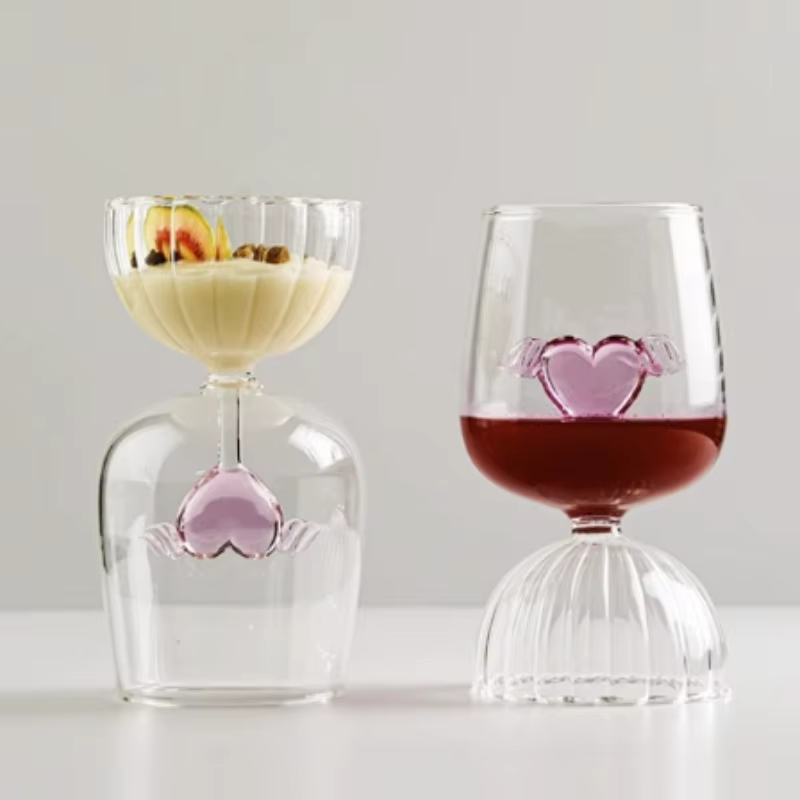 Verre à vin rouge rayé en forme de cœur