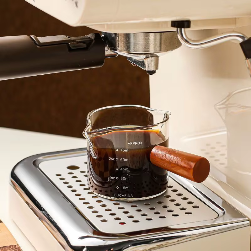 Tasse à mesurer à café en verre résistant à la chaleur de 75 ml avec manche et balance en bois – Carafe à lait pour expresso/latte – Outil Barista