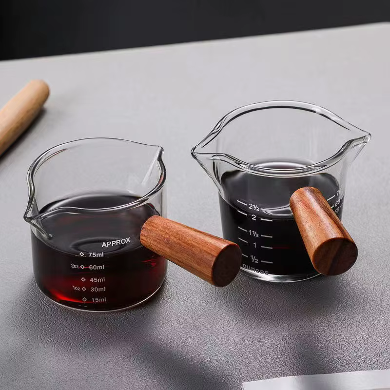 Tasse à mesurer à café en verre résistant à la chaleur de 75 ml avec manche et balance en bois – Carafe à lait pour expresso/latte – Outil Barista