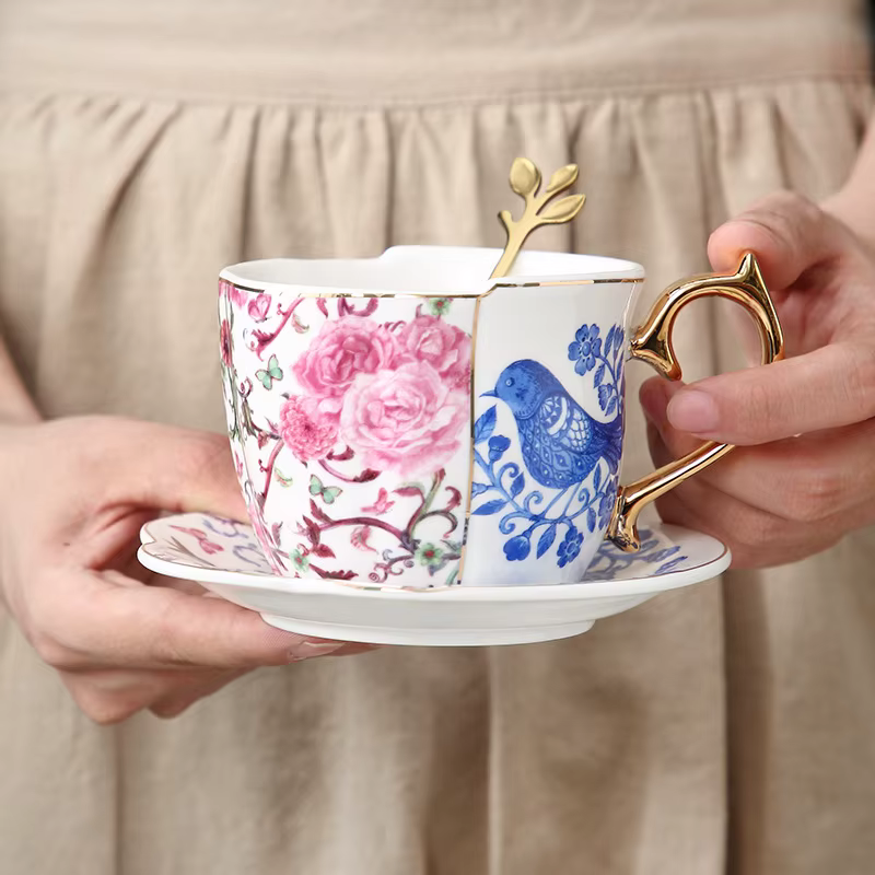 Ensemble de tasses et soucoupes à café et thé de l'après-midi rétro européen