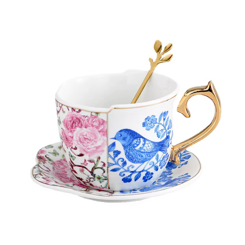 Ensemble de tasses et soucoupes à café et thé de l'après-midi rétro européen