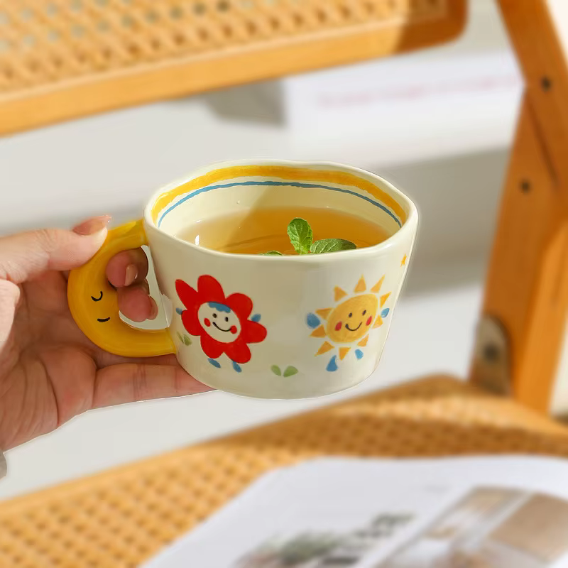 Tasse en céramique belle peinte à la main avec poignée de lune