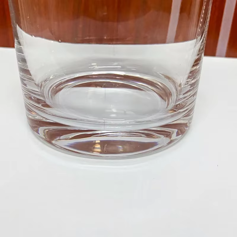 Verre à whisky et à cigares sur les tasses supérieures
