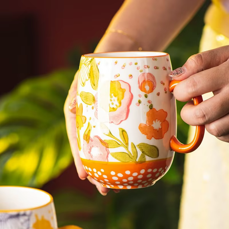 Tasse à café en céramique rétro dessinée à la main