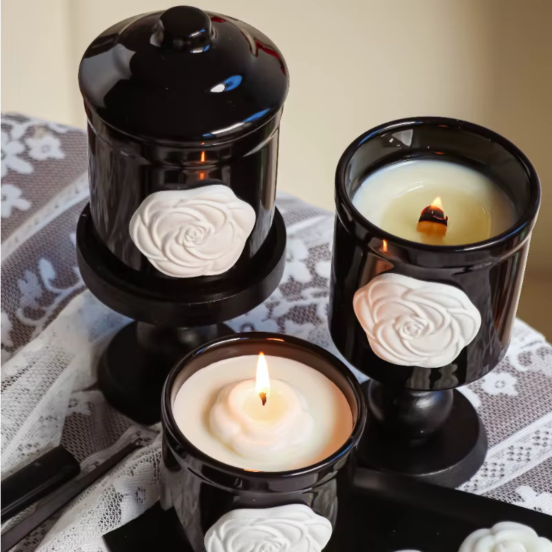 Tasse en céramique noire camélia française