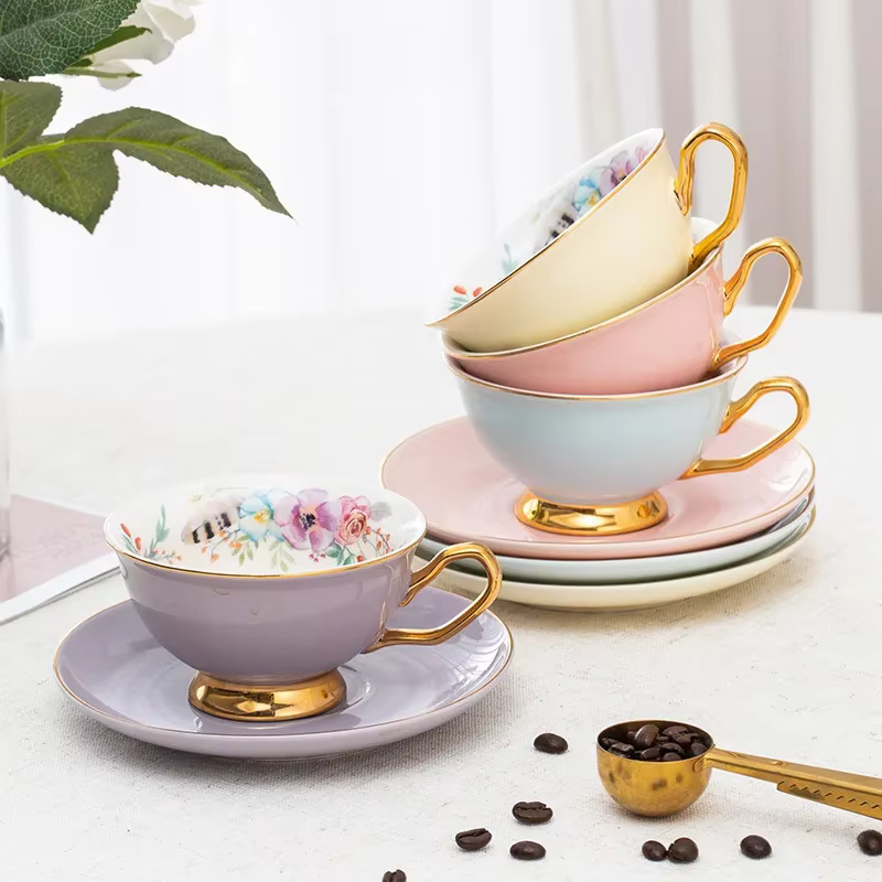 Tasse à café émaillée en céramique avec assiette