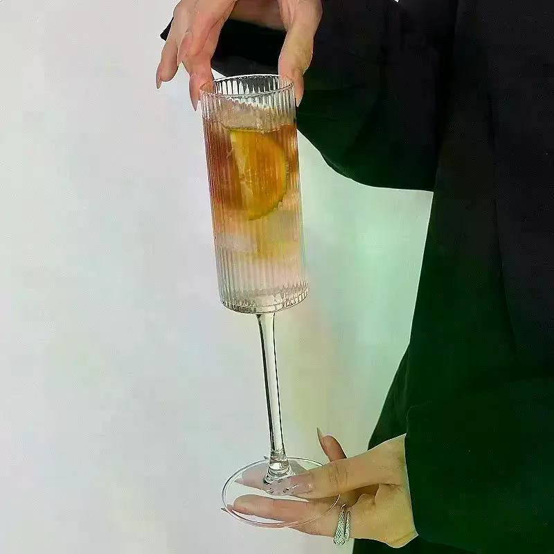 Gobelet en plastique transparent rayé