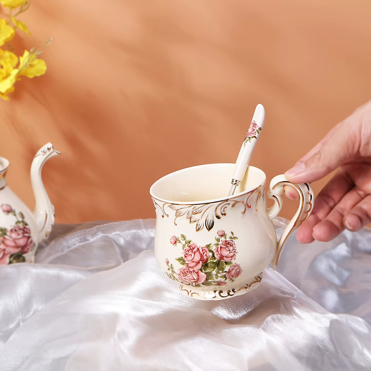 Ensemble tasse et cuillère en céramique rose