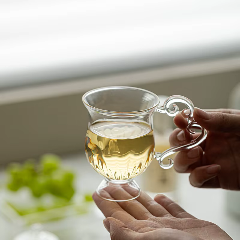Théière en verre faite à la main vintage