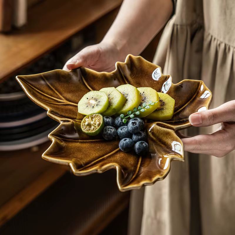Assiette en céramique en forme de feuille d'érable irrégulière