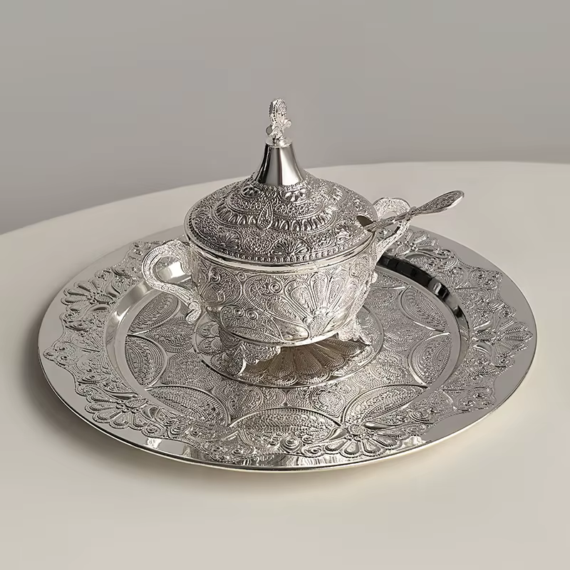 Assiette ronde paon en argent galvanisé