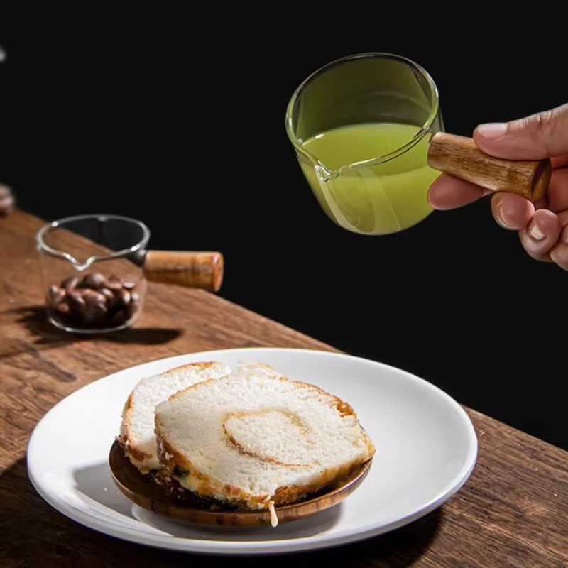Tasse à café en verre avec manche en bois