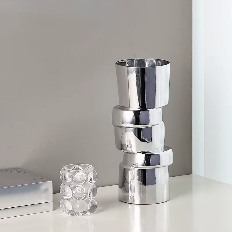Vase en verre argenté, forme géométrique tordue