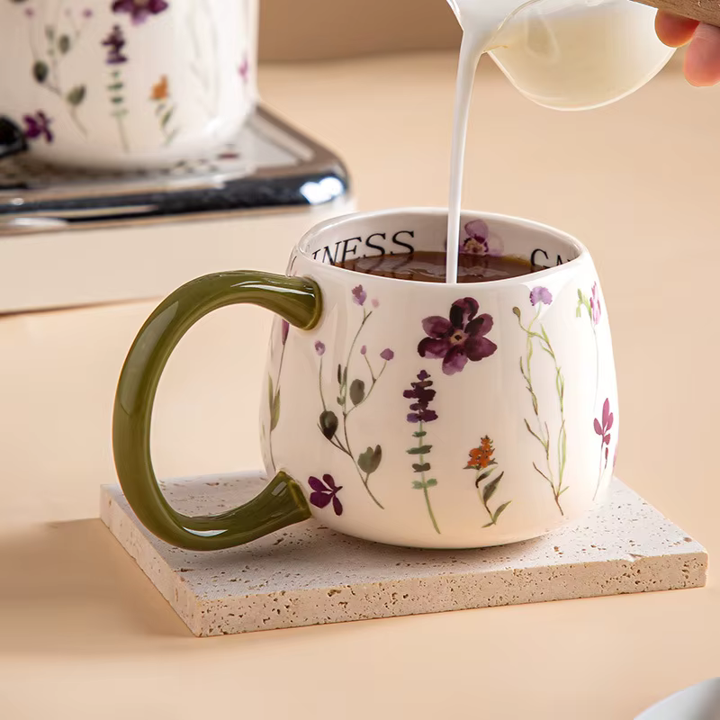 Tasse à café en céramique colorée à motif floral 380 ml avec grande poignée abstraite