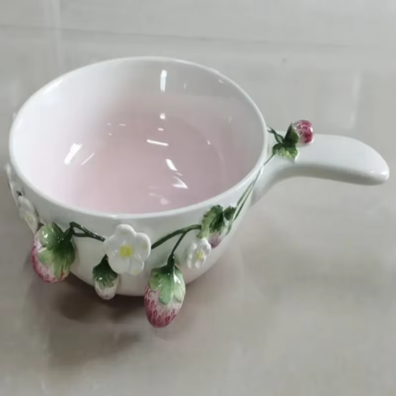 Vaisselle en céramique en relief tridimensionnel aux fraises