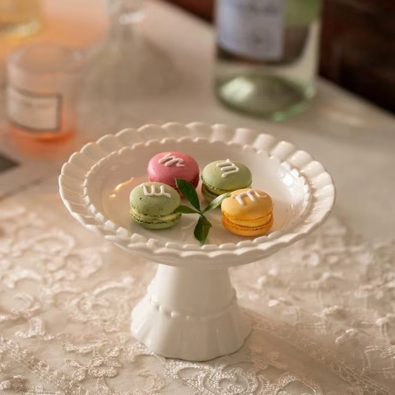 Assiette médiévale en céramique française à pied haut