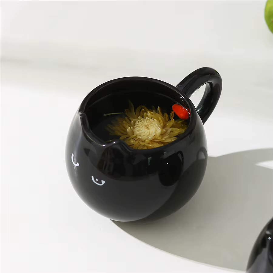 Tasse en céramique en forme de chat