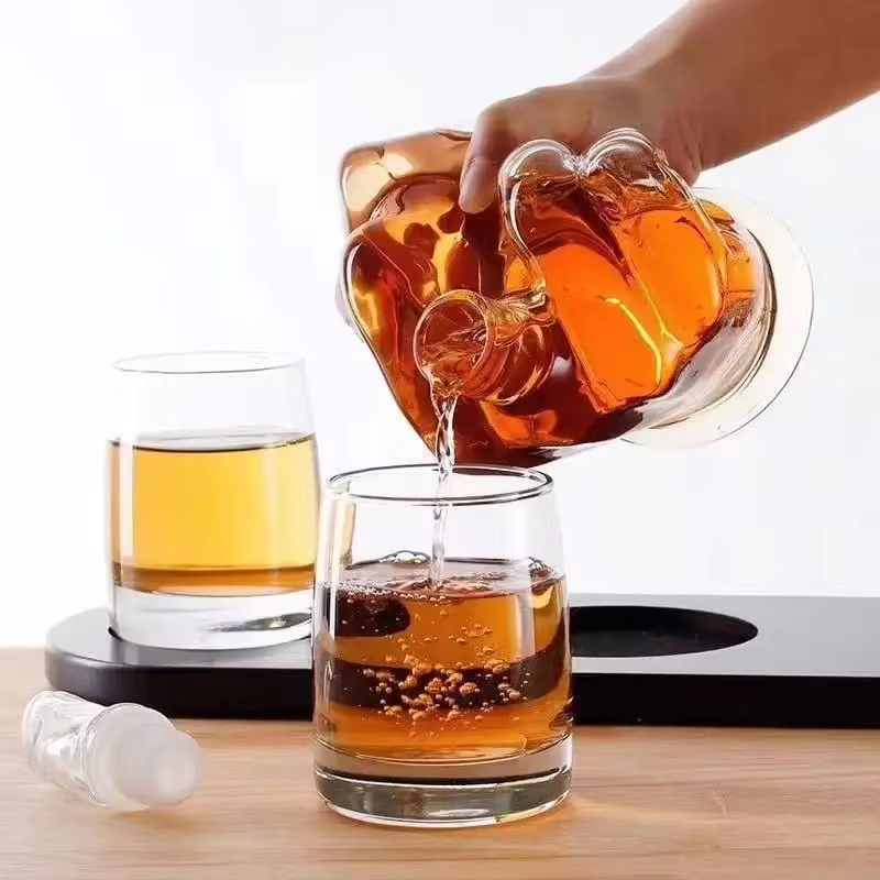 Bouteille de vin en verre à doigt créative