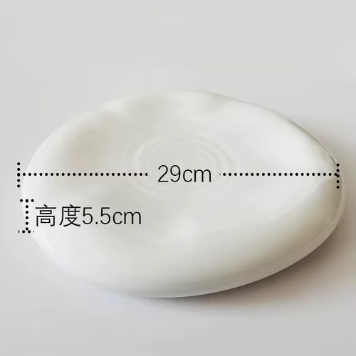 Assiette en céramique irrégulière