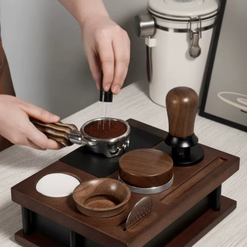 Station de bourrage de café en bois massif arrondi