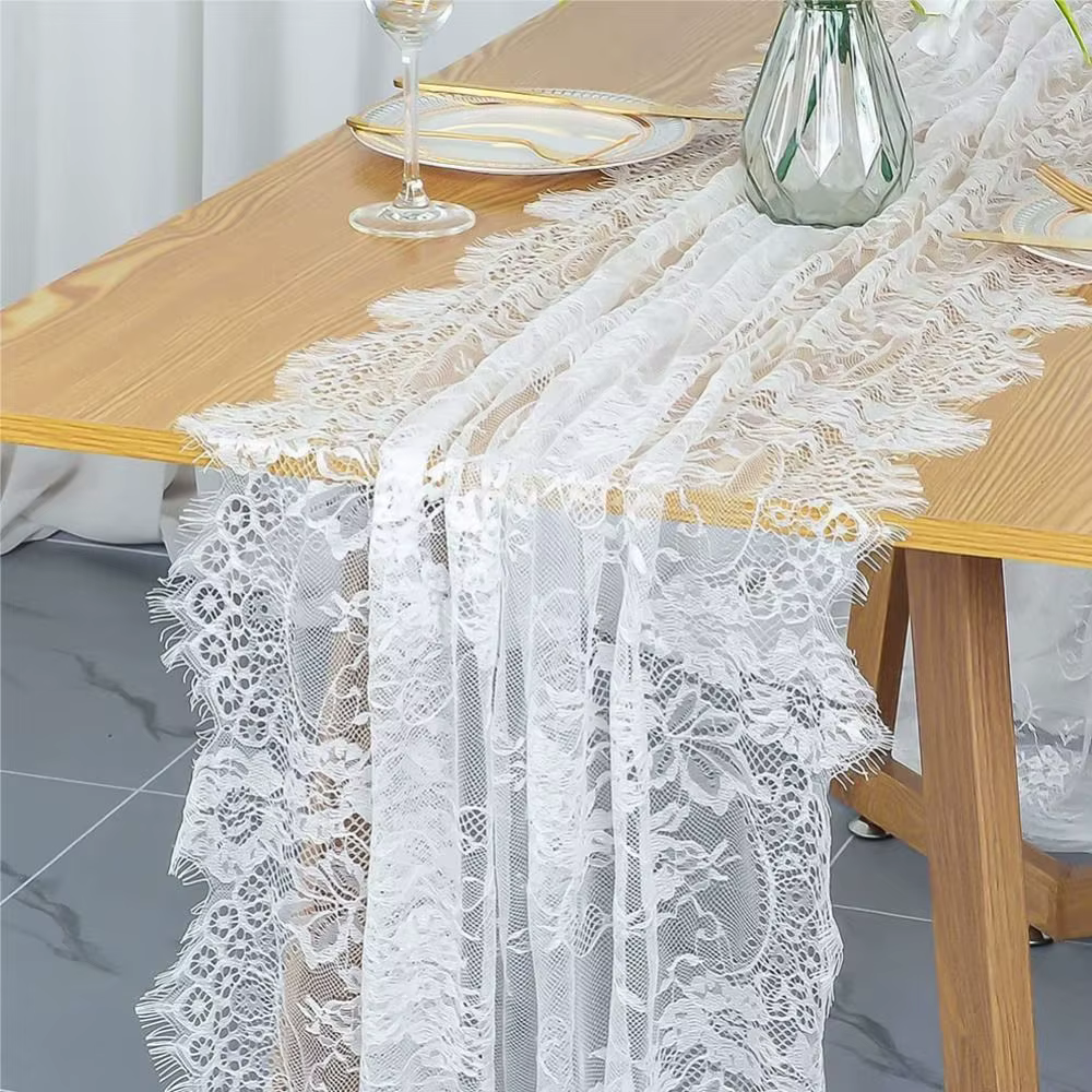 Chemin de table en dentelle blanche
