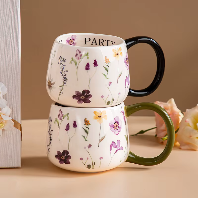 Tasse à café en céramique colorée à motif floral 380 ml avec grande poignée abstraite