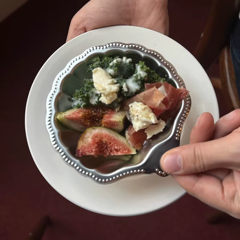 Assiette à apéritif créative en forme de coquille rétro française
