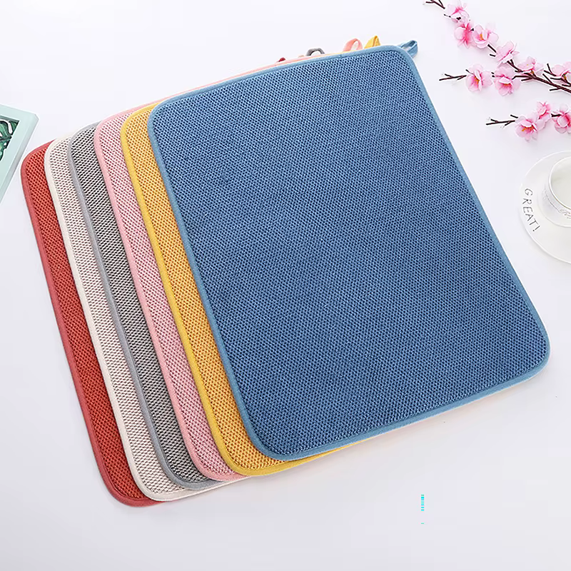 Tapis de séchage de vaisselle dans l'armoire