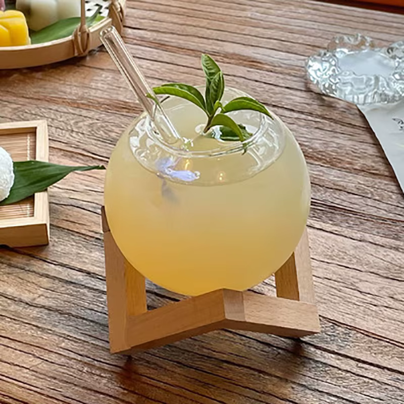 Verre à cocktail avec support en bois