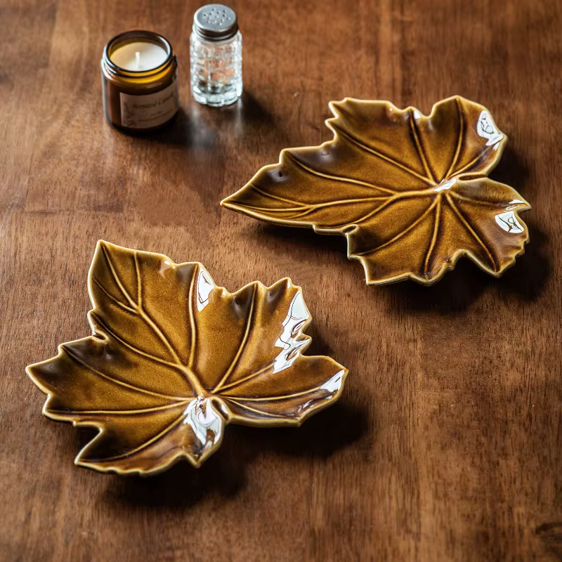 Assiette en céramique en forme de feuille d'érable irrégulière
