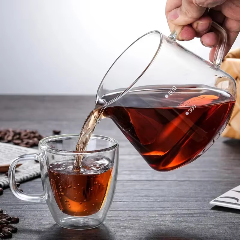 Serveur à café en verre avec échelle de points
