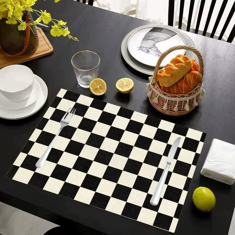 VIKAMA Lot de 2/4/6 tapis de table classiques à carreaux noirs et blancs