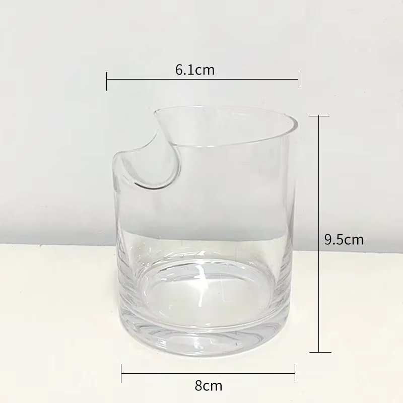 Verre à whisky et à cigares sur les tasses supérieures