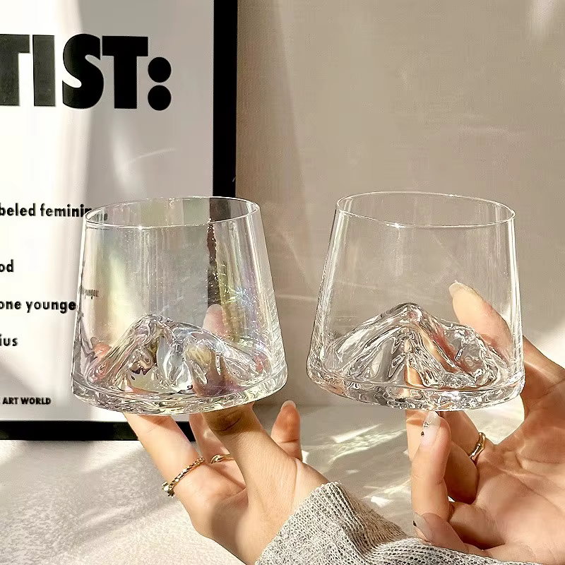 Verre à whisky transparent avec vue sur la montagne