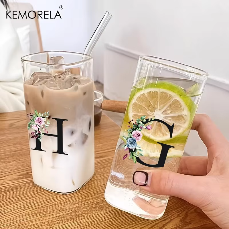 Gobelets en verre en forme de 24 lettres