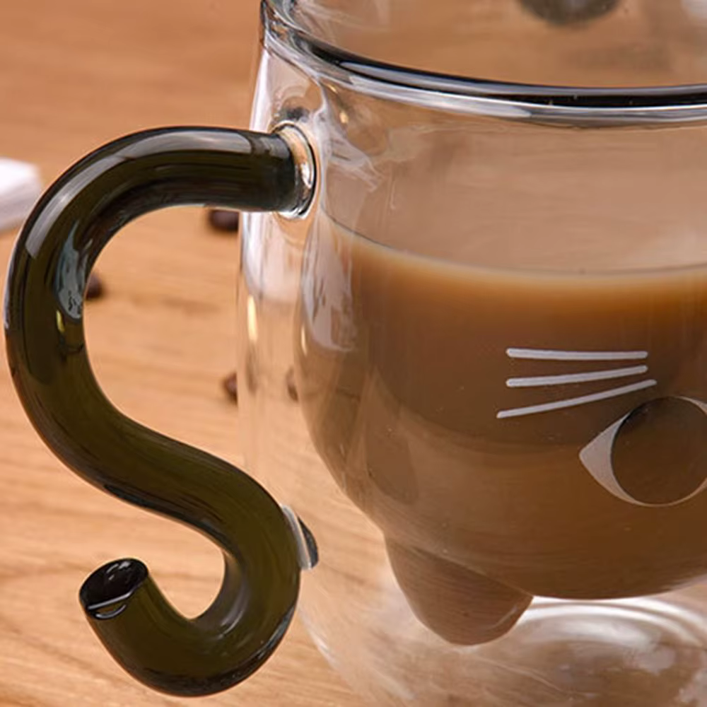 Tasses à café en verre isolées