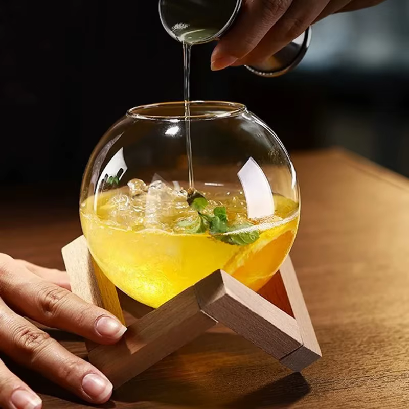 Tasse en verre à cocktail avec support en bois