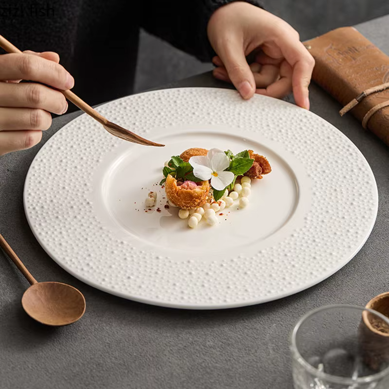 Assiette en céramique blanche à pois