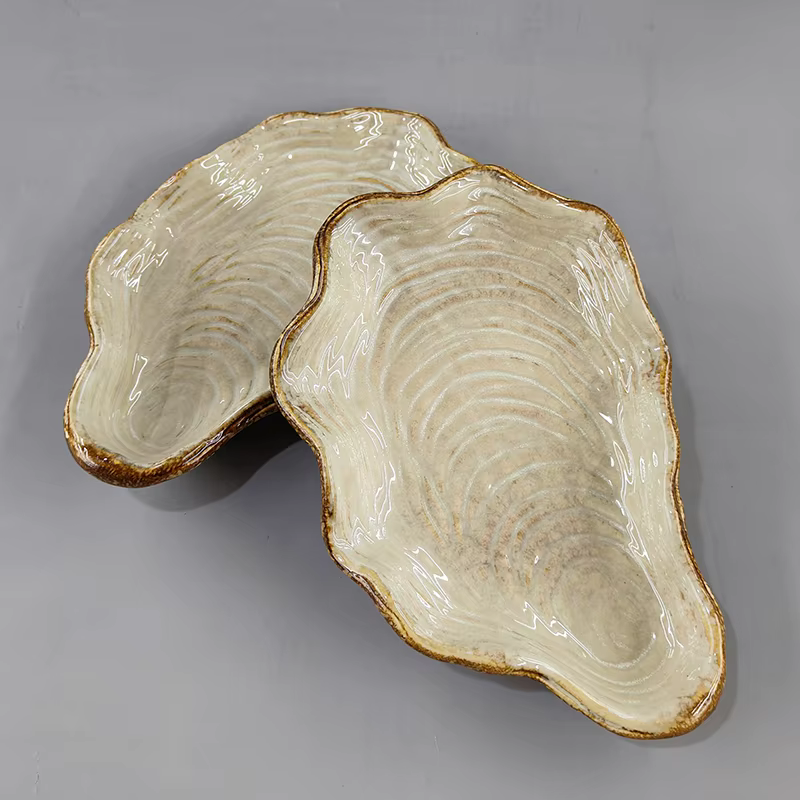 Assiette en céramique en forme de coquille avec glaçure mate